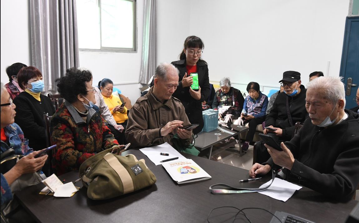 老年人学习手机通信知识